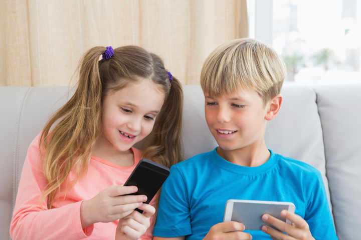 Kinder lernen das Smartphone kennenlernen | © panthermedia.net /Wavebreakmedia ltd