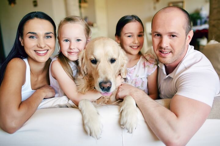 Glückliche Familie mit Hund | © panthermedia.net / Dmitriy Shironosov