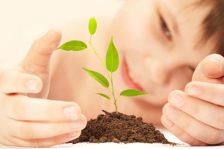 Kinder und Pflanzen | © panthermedia.net /cookelma