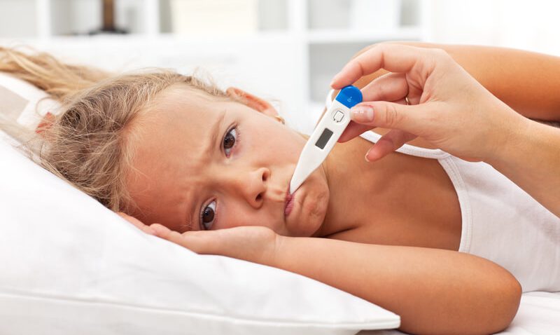 Krankes Kind mit einem Fieberthermometer | © panthermedia.net /ilona75